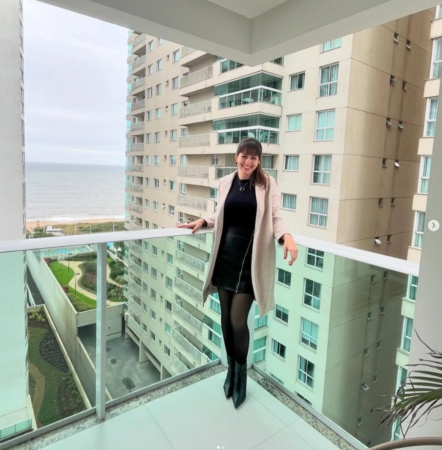 Fernanda Pedro em sacada com vista para o mar