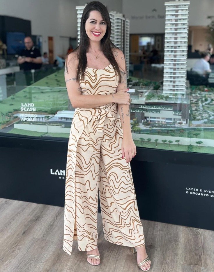 Fernanda Pedro em frente à maquete do Landscape