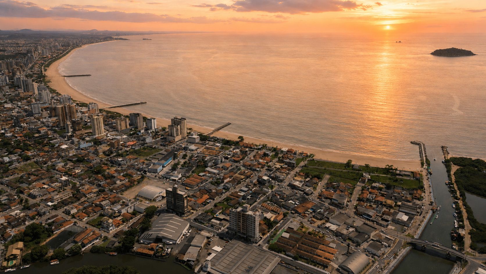 Balneário Piçarras vista do alto ao entardecer